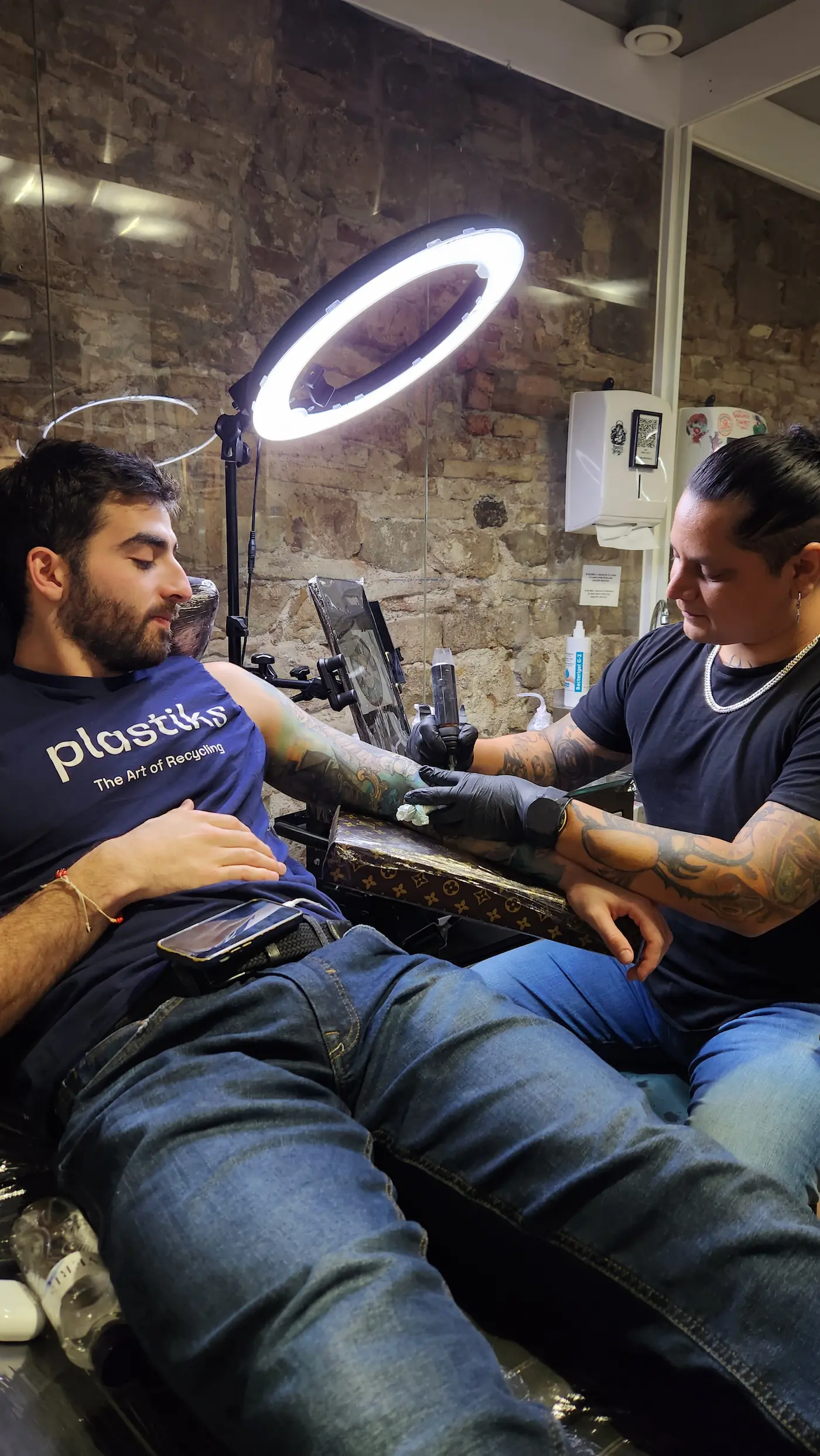 Picture of César Pinto tattooing at Ganga Tattoo Studio Los Angeles